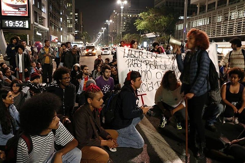 Manifestantes em ato nesta segunda (7), na Avenida Paulista, contra o "punitivismo seletivo" e pela liberdade de Rafael Braga