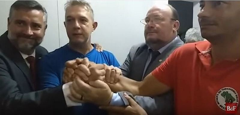 Geógrafo Valdir Misnerovicz (centro), recebeu habeas corpus nesta terça-feira (18), por decisão do STJ, em Brasília