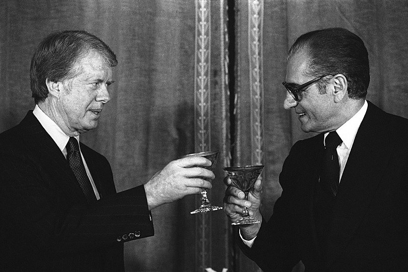 O Xá Reza Pahlevi e o presidente estadunidense Jimmy Carter celebram a chegada de 1978, em jantar servido no palácio Niavaran, no Irã