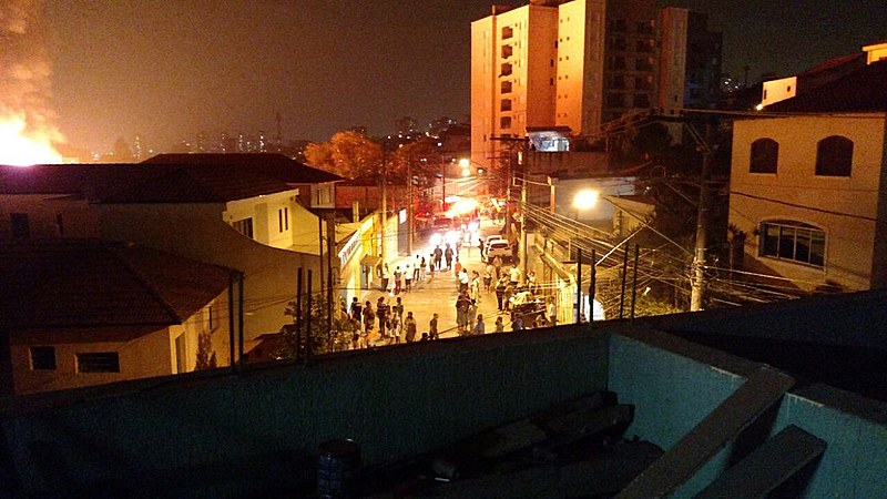 O incêndio começou por volta das 20h30 e, segundo relato de um morador, em pouco mais de meia hora consumiu a maior parte dos barracos.