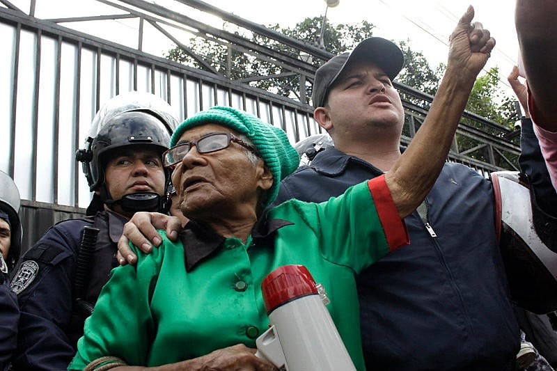 Manifestantes saem às ruas de Tegucigalpa, capital hondurenha, para exigir respeito aos resultados eleitorais