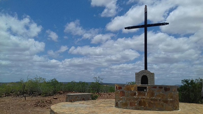 Cruzeiro erguido em 1945 pelos sobreviventes da guerra, no Parque Estadual de Canudos.  Desse local conseguiam ter visão ampla do inimigo.
