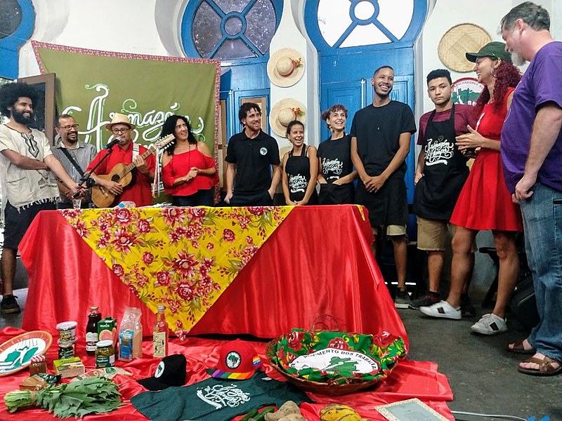 Trabalhadores do Armazém do Campo são homenageados em ato político cultural na Lapa