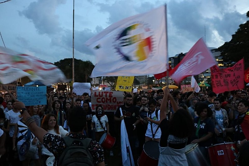 Multidão protestou contra Bolsonaro na primeira visita do presidente à Curitiba