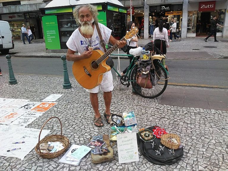 “A rua é o palco mais democrático que tem”, diz Plá, músico de Curitiba