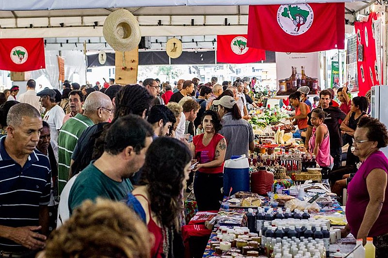 Produtores rurais e consumidores ficam cara a a cara em feira de reforma agrária. Uma oportunidade para os dois de trocar informações