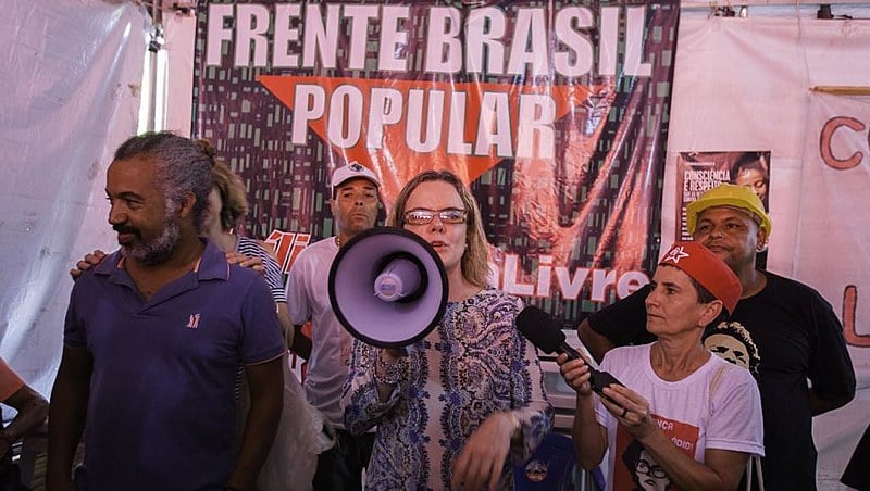 Presidenta do PT, Gleisi Hoffmann fala a Vigília Lula Livre após visitar o ex-presidente Lula na PF, onde está preso a nove meses.