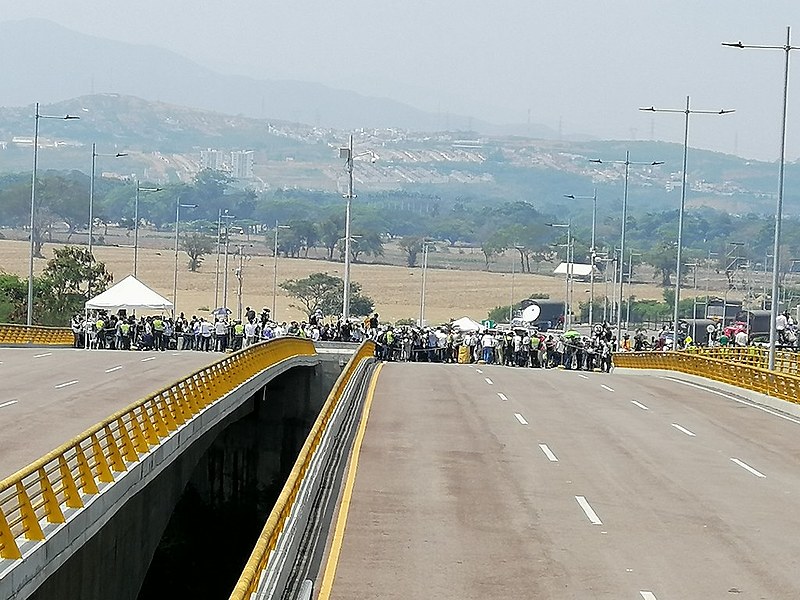 Porta-vozes e "exploradores" tentam cruzar a ponte para convencer venezuelanos a permitir a entrada de "ajuda humanitária"