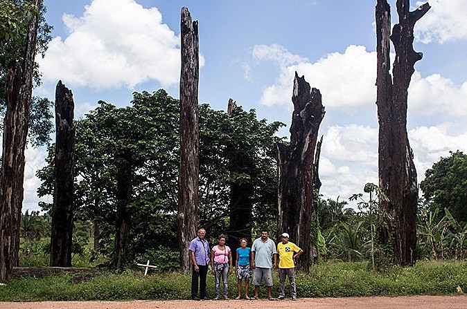 Sobreviventes em frente ao Monumento das Castanheiras foram levadas ao exato local do massacre, na Curva do S