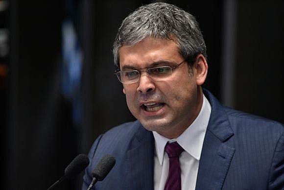 O líder da bancada do PT no Senado, Lindbergh Farias,  se manifestou contra a ordem de prisão