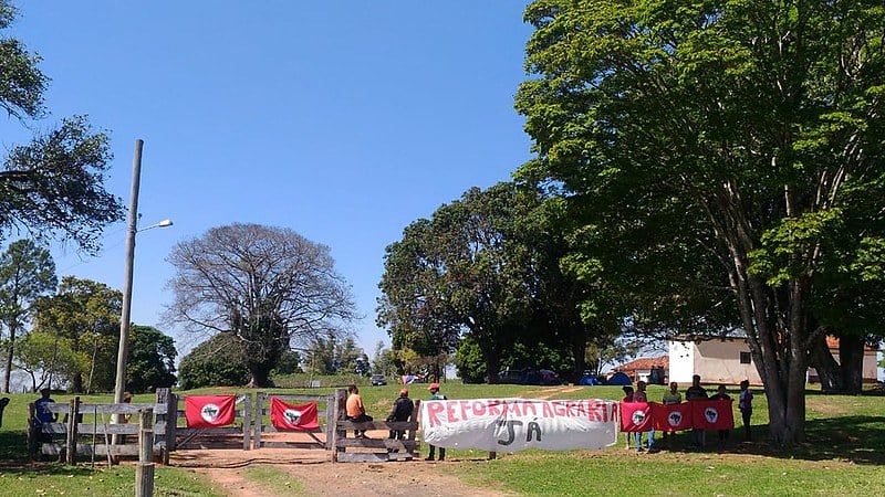 Trabalhadores rurais ocupam fazenda em Gália, no interior de SP, e pedem uma ação rápida do Incra para a regularização das áreas em disputa