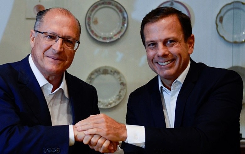 No mês de janeiro, prefeito de São Paulo (à dir.) não adquiriu remédios previstos no orçamentos municipal