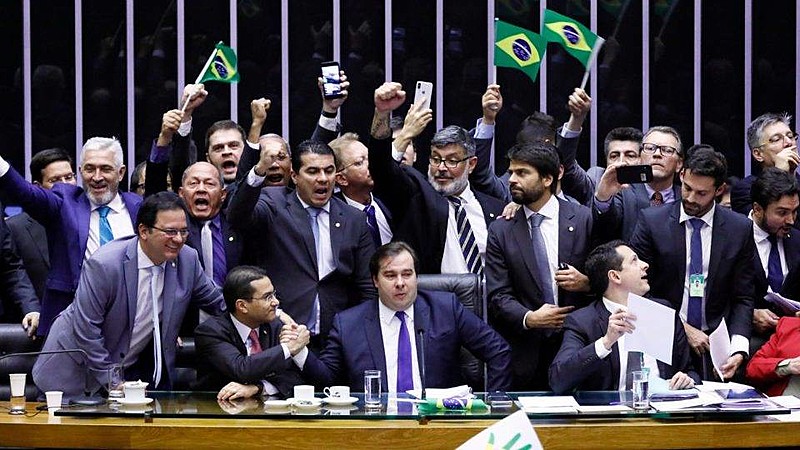 Deputados governistas comemoram aprovação do texto-base da reforma da Previdência no plenário da Câmara em primeiro turno