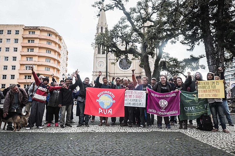 Protesto reuniu mais de 80 pessoas que fizeram caminhada até ao prédio da Prefeitura,