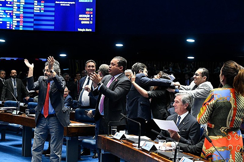 Senadores comemoram rejeição de mudança que rebaixava limite para obtenção de dois salários mínimos para cerca de R$ 1,3 mil