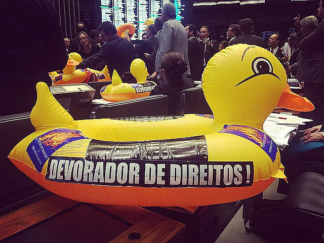 Deputados protestaram com patos contra aprovação do PL da terceirização