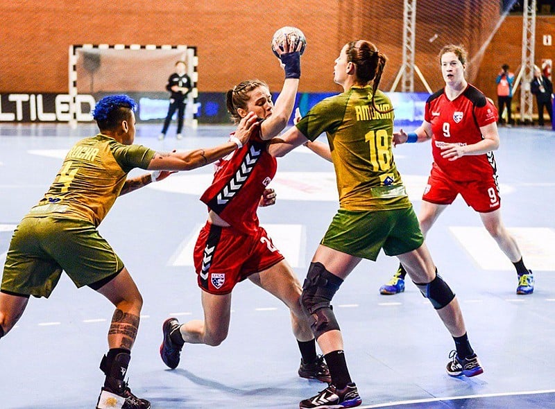 Na estréia contra os Estados Unidos, brasileiras venceram por 42 a 10. Apenas nos três primeiros jogos, elas fizeram 117 gols e sofreram 37