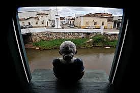 Da janela da Casa de Cora Coralina, visitantes veem o Rio Vermelho que corta a cidade de Goiás