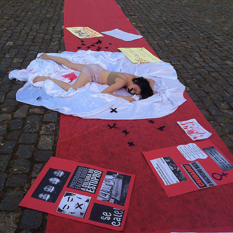 Performance em Mariana (MG) durante a manifestação contra cultura do estupro na última quarta-feira (1)