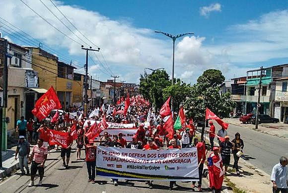 En Fortaleza, capital del estado de Ceará, sindicatos y movimientos sociales celebraron la fecha del primero de mayo en las afueras de la ciudad