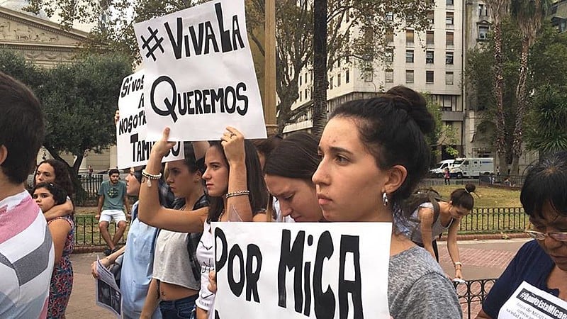 Protesto na Praça de Maio, na sexta-feira (7), quando ainda estavam sendo feitas buscas por Micaela García