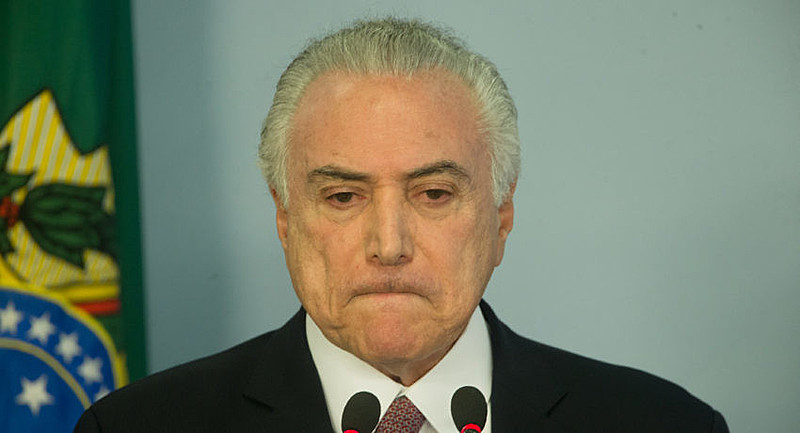 Michel Temer durante pronunciamento com parlamentares que apoiam o governo após saber da denúncia oferecida pela PGR