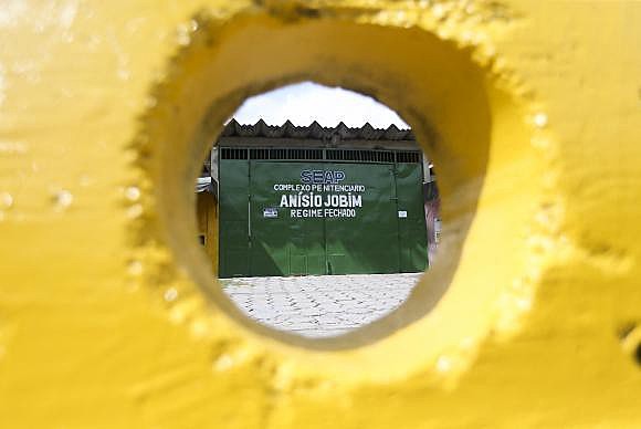 Portão principal do Complexo Penitenciário Anísio Jobim (Compaj), na capital amazonense, onde 56 detentos foram mortos em uma rebelião