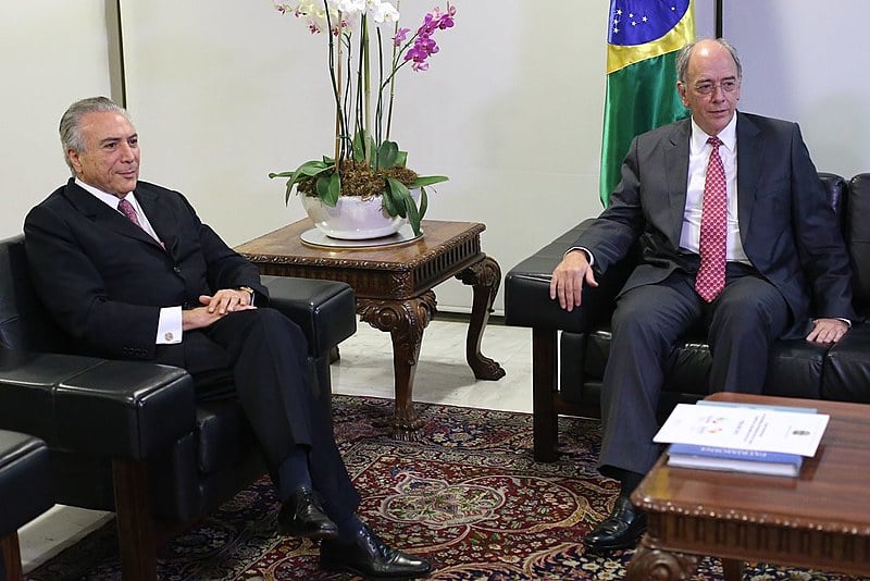Pedro Parente (à dir.) foi indicado para dirigir Petrobras por Michel Temer (à esq.)