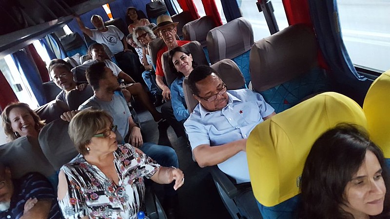 Apoiadores voltam para a capital mineira após o ato político em Ipatinga, marcado para começar às 18h desta segunda.