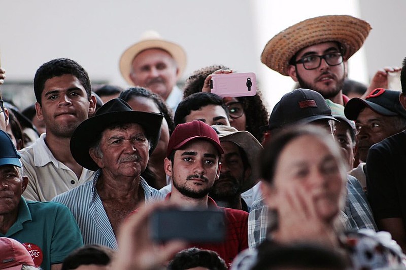 População sergipana assiste atento ao título de Doutor Honoris Causa entregue a Lula nesta segunda-feira (21) pela UFS.
