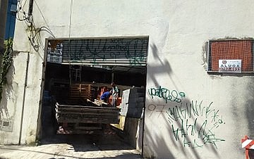 Local onde será a creche Maria de Lourdes, na zona oeste, ainda recebe material de construção três dias após o início das aulas