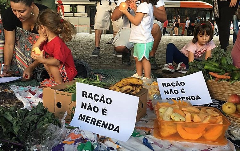 Mães e crianças no vão do Masp: “Queremos merenda saudável e não restos de comidas que estão para vencer"