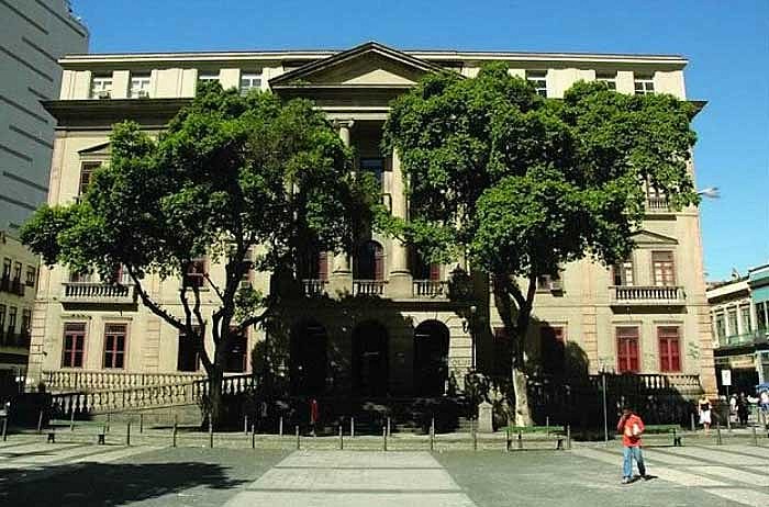 Campus de Ciências Sociais da UFRJ sofre ataque da PM em dia de protesto contra a reforma da Previdência