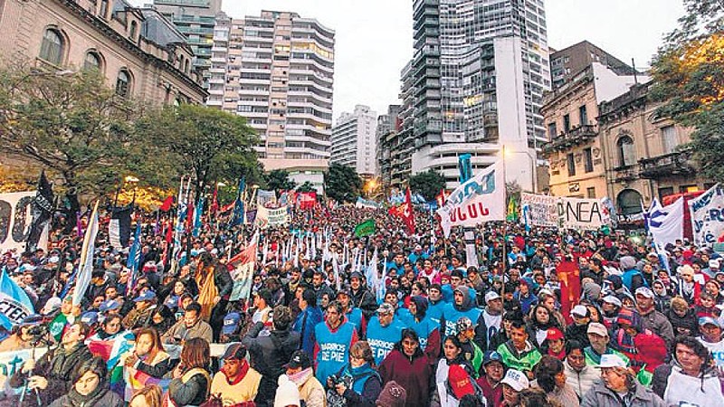 Milhares de manifestantes chegaram à capital portenha nesta sexta-feira (1)