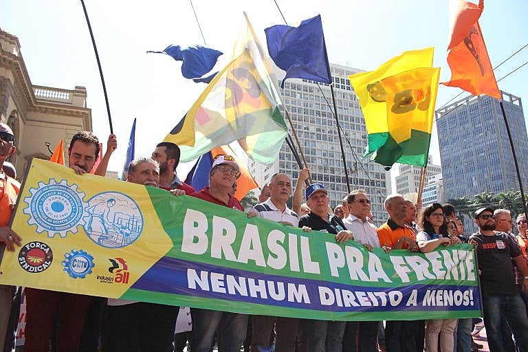 Centrais Sindicais concentradas em frente ao Teatro Municipal de São Paulo, para ato do Dia Nacional de Lutas