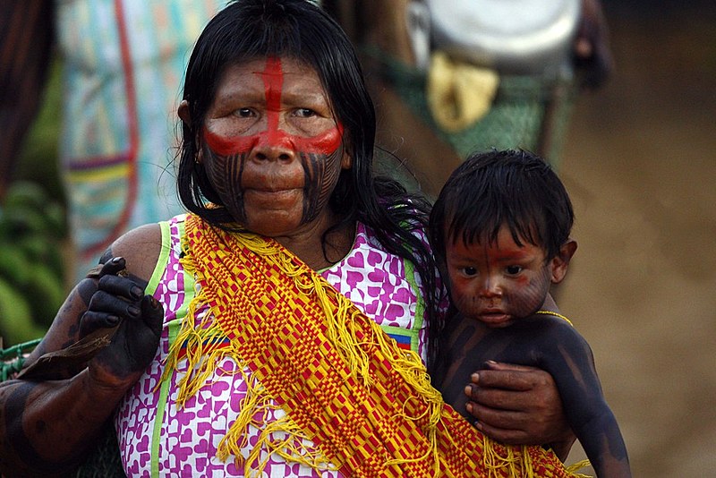Mulher e criança na semana dos Povos Indígenas em São Félix do Xingu - PA