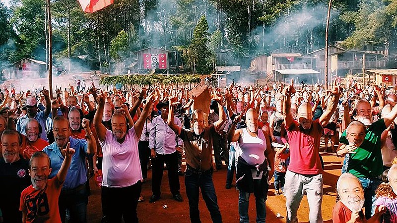 Em solidariedade ao Lula, preso político, moradores e visitantes do acampamento colocaram máscara em manifestação de apoio ao companheiro