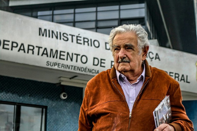 Pepe Mujica visita o ex-presidente Lula