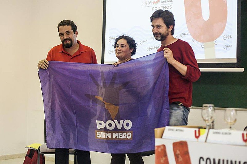 Guilherme Boulos com Rafa Mayoral, do partido Podemos; e Sandra Alarcón, conselheira cidadã do Podemos em Cádiz.