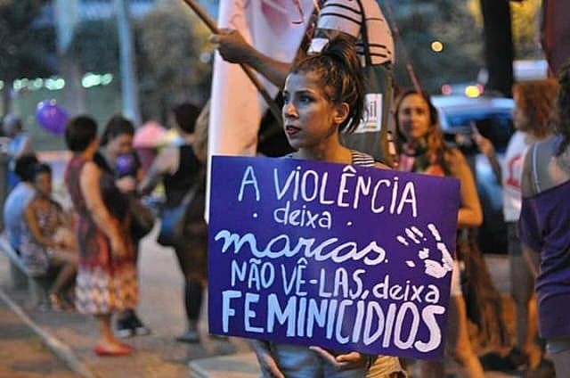 Manifestante protesta durante los actos por "Ni una Menos"