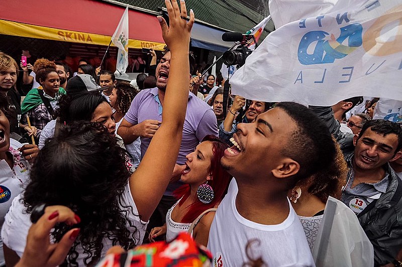 Ato em apoio a Fernando Haddad (PT) no bairro de Heliópolis, em São Paulo, na tarde deste sábado (27).