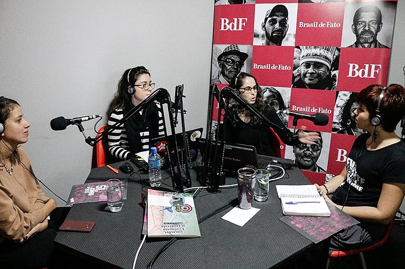 As apresentadoras Ane e Mayara receberam a advogada Camila Marques e a militante Nataly Santiago