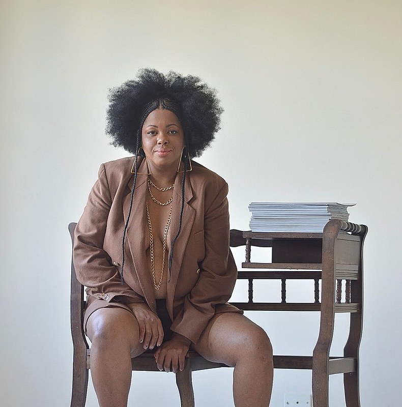 A cantora Janine Mathias aponta que é uma missão comunicar a beleza negra e a força que é ser artista, em espacial nos tempos atuais