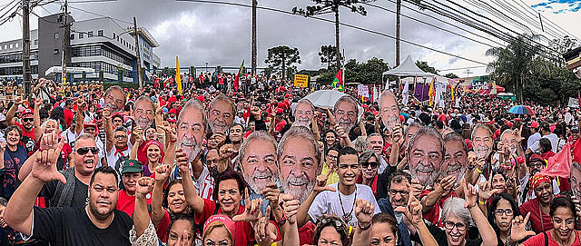 Más de 10 mil personas se reunieron este domingo (7) en frente a la Sede de la Superintendencia de la Policía Federal en Curitiba