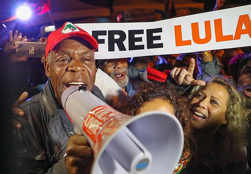Após a visita, Glover falou aos aos manifestantes que ocupavam a praça Olga Benário, centro da Vigília Lula Livre