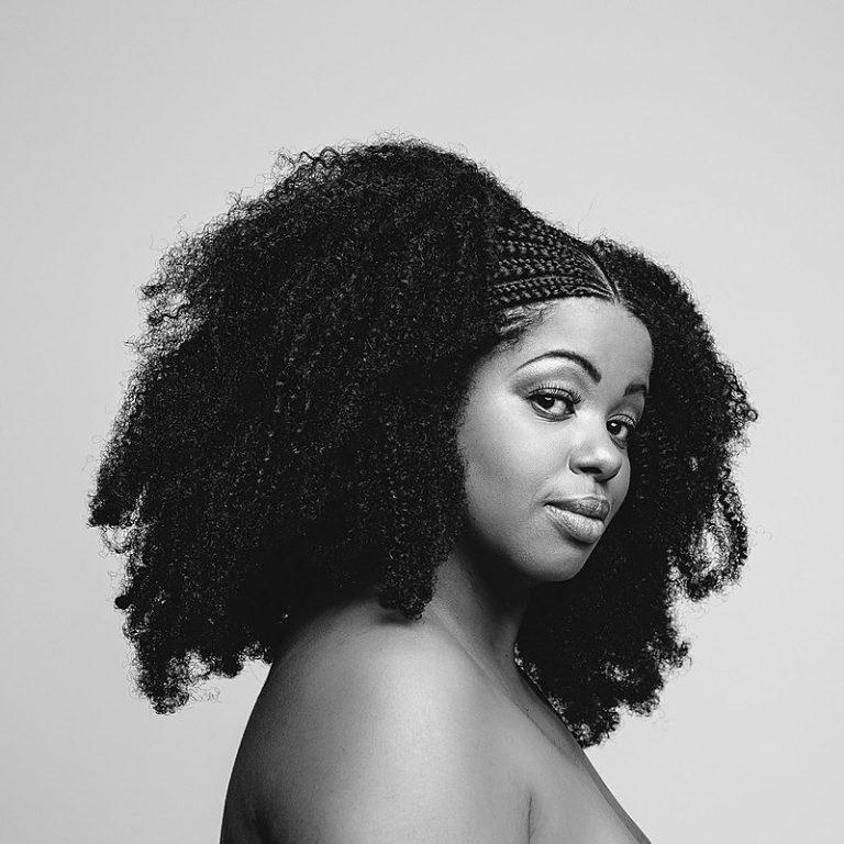 Janine Mathias: cantar é sua missão ancestral