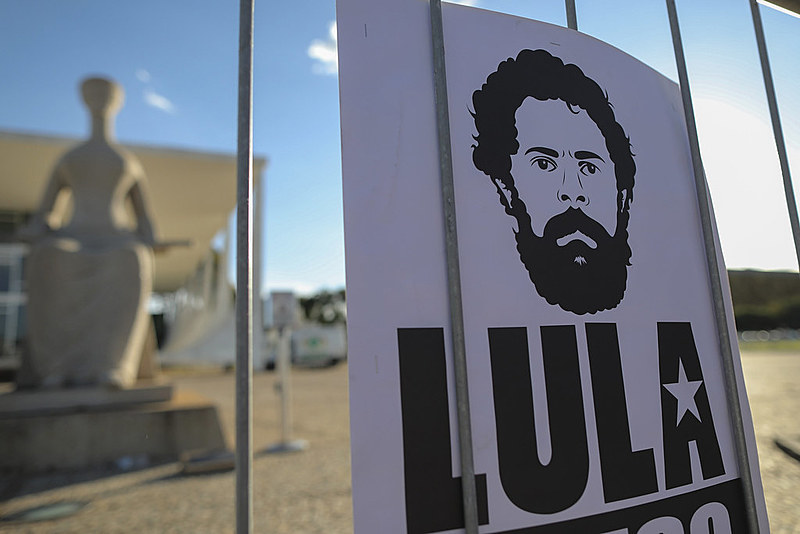 Contestada pela comunidade jurídica no Brasil e no exterior, prisão do ex-presidente Lula completa um ano no dia 7 de abril