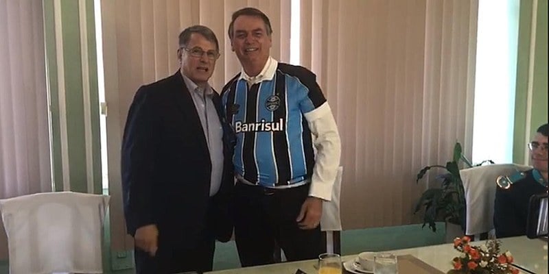 Em agosto, o comandante do Exército brasileiro, general Edson Pujol, entregou uma camisa do Grêmio para Bolsonaro