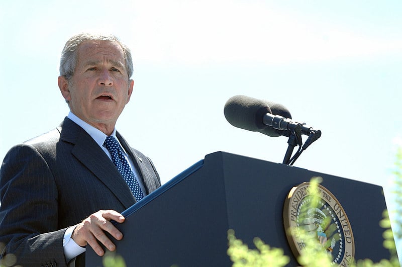George W. Bush, presidente cuja gestão iniciou a invasão do Iraque