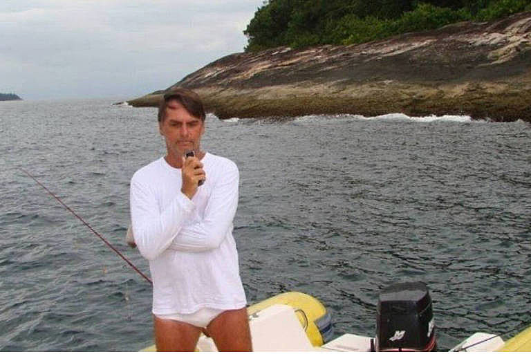 Bolsonaro pescando dentro da Estação Ecológica de Tamoios, região de Angra dos Reis; foto foi tirada por agente ambiental